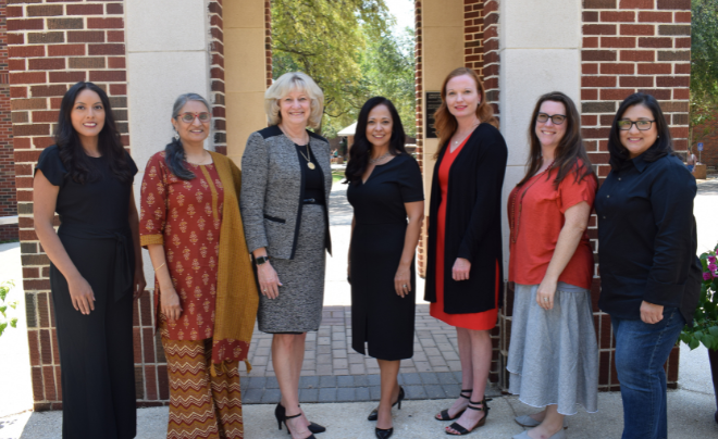 Pictured L-R: Dr. Lucretia Fraga, Dr. Ann David, Dr. 斯蒂芬妮·格罗特-加西亚博士. Elda Martinez, Dr. Denise Staudt(院长)博士. Deepti Kharod, Dr. Mariannella Núñez